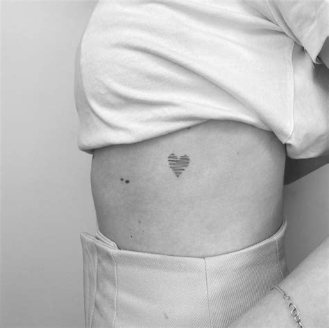 Pequeños tatuajes en el pecho